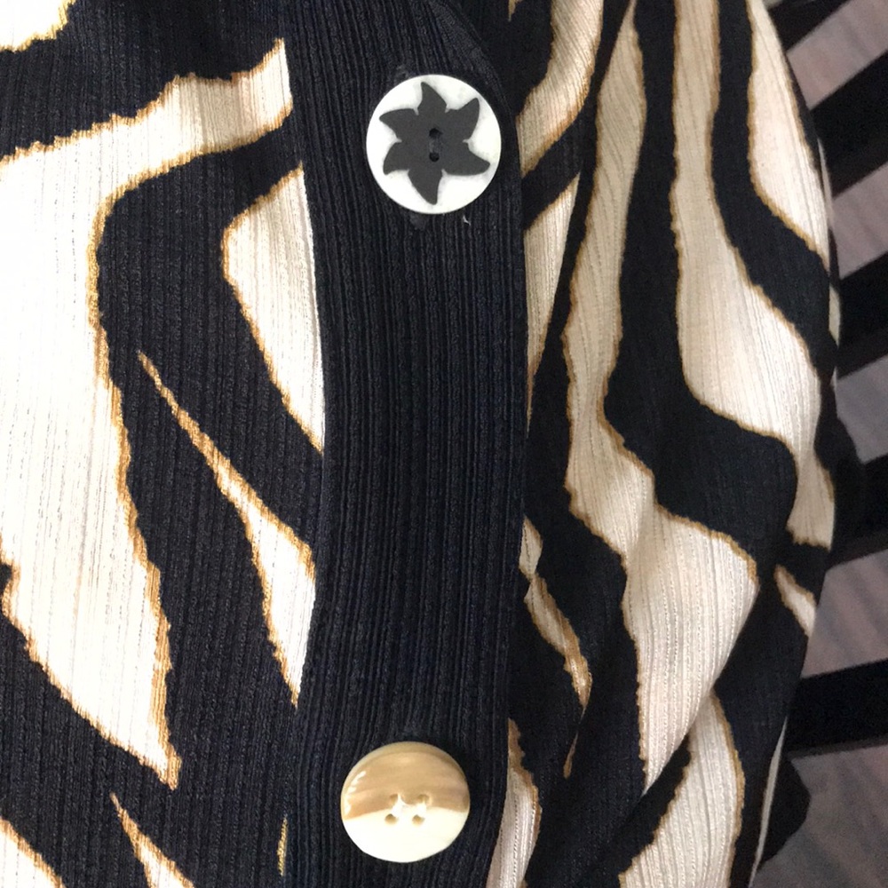 Zebra Stripe Flowing Button Up Top Sz: L Tanjay - image 7